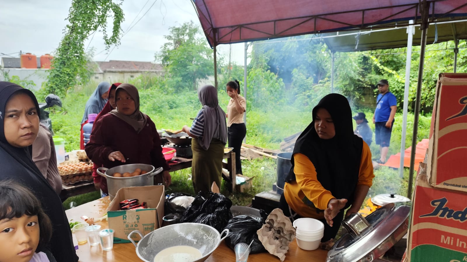 PMI Kabupaten Tangerang buka dapur umum di Kecamatan Rajeg untuk bantu korban banjir. Distribusi logistik terus dilakukan untuk kebutuhan warga.