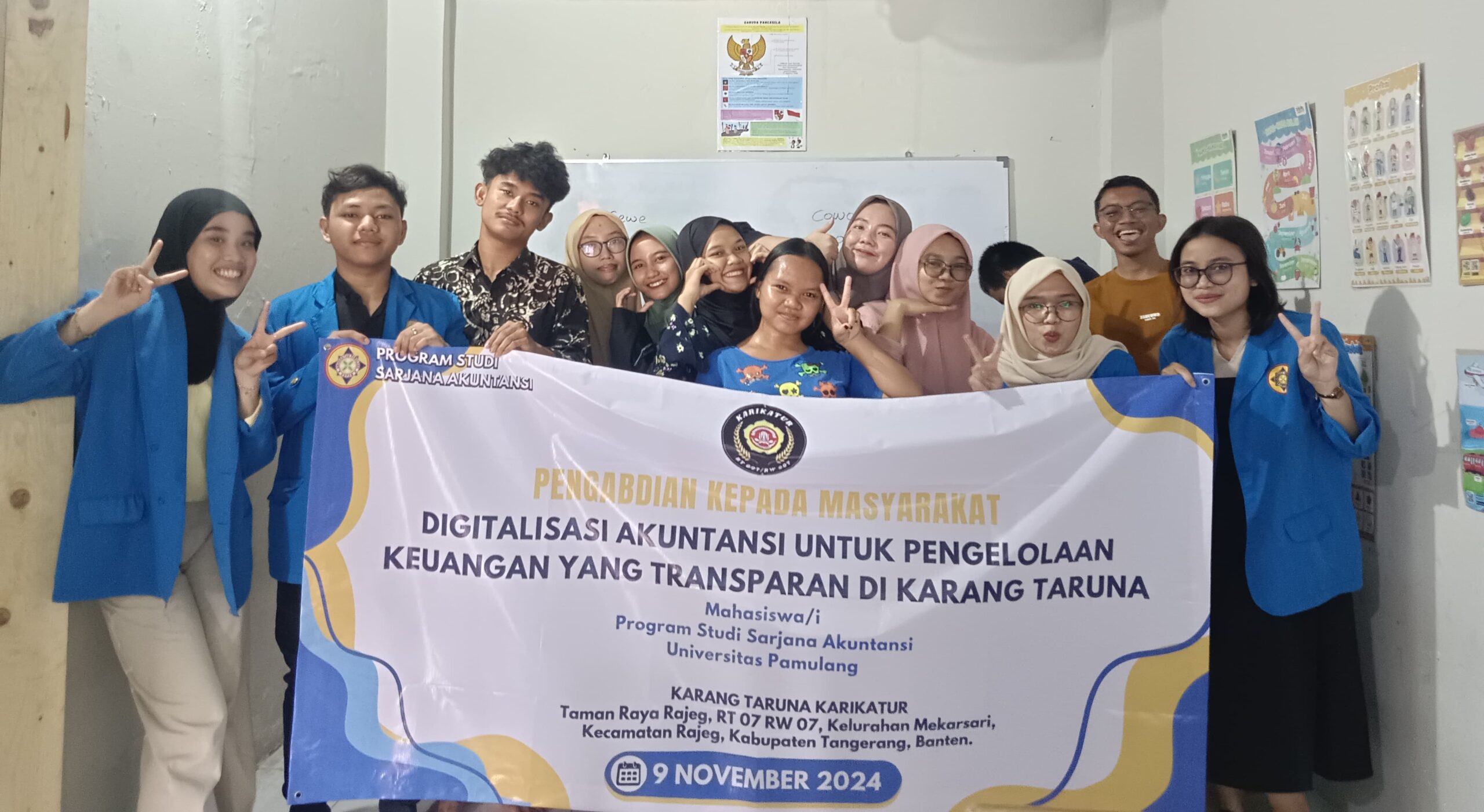 Mahasiswa Universitas Pamulang (Unpam) melaksanakan pelatihan digitalisasi akuntansi untuk pegiat Karang Taruna di Rajeg, Kabupaten Tangerang