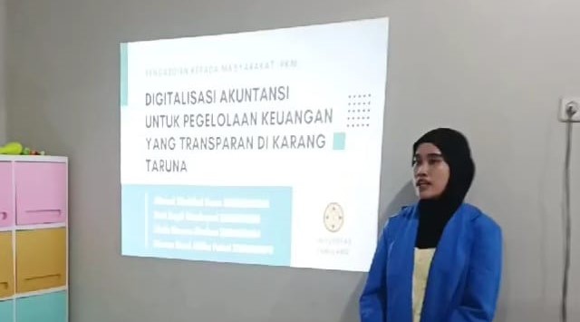 Mahasiswa Universitas Pamulang (Unpam) melaksanakan pelatihan digitalisasi akuntansi untuk pegiat Karang Taruna di Rajeg, Kabupaten Tangerang