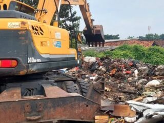 Gunakan Alat Berat, Petugas Bersihkan Tumpukan Sampah di Galeong Karawaci