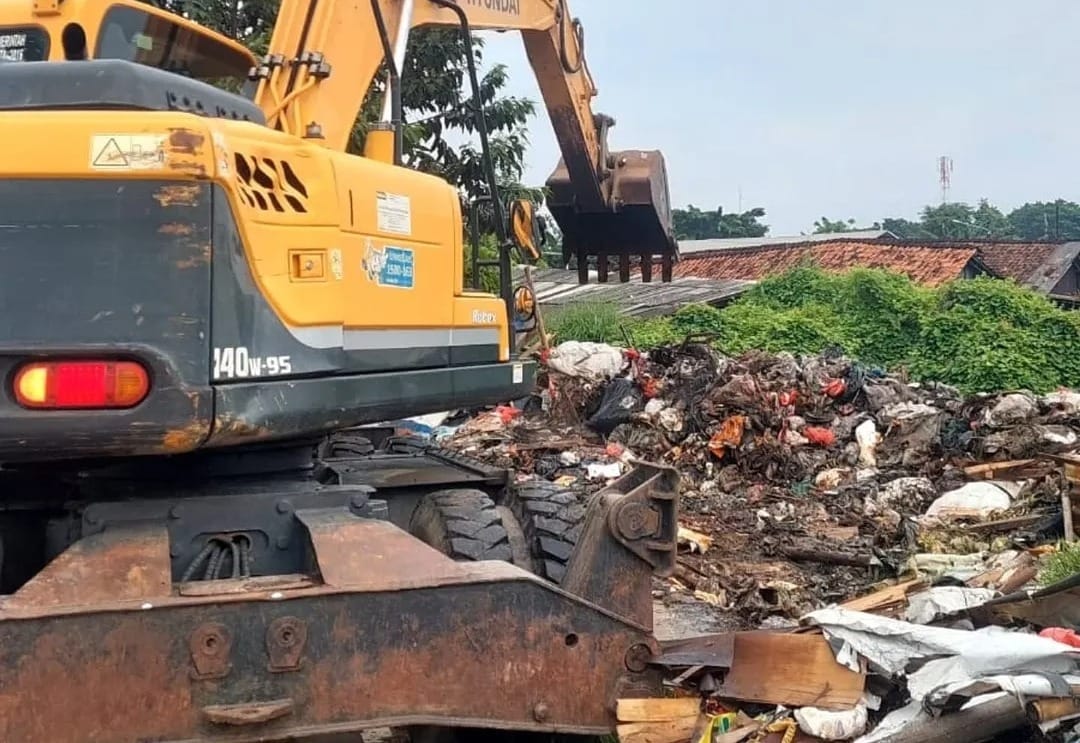 Pembersihan tumpukan sampah di Jalan Galeong, Margasari, Karawaci, Kota Tangerang, dilakukan menggunakan ekskavator pada 22 Januari 2025.