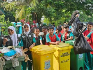 Pelajar SD Bersih-bersih Sampah di Situ Pondok Jagung Tangsel