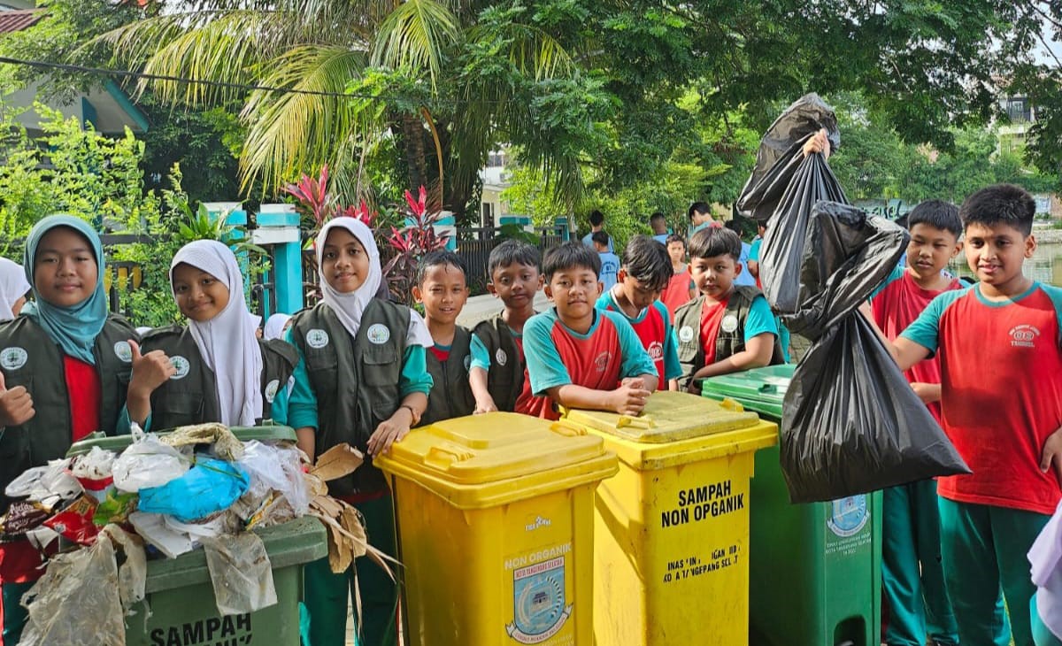 Ratusan siswa SDN 02 Pondok Jagung, Kota Tangerang Selatan, melakukan aksi bersih-bersih sampah di Situ Pondok Jagung