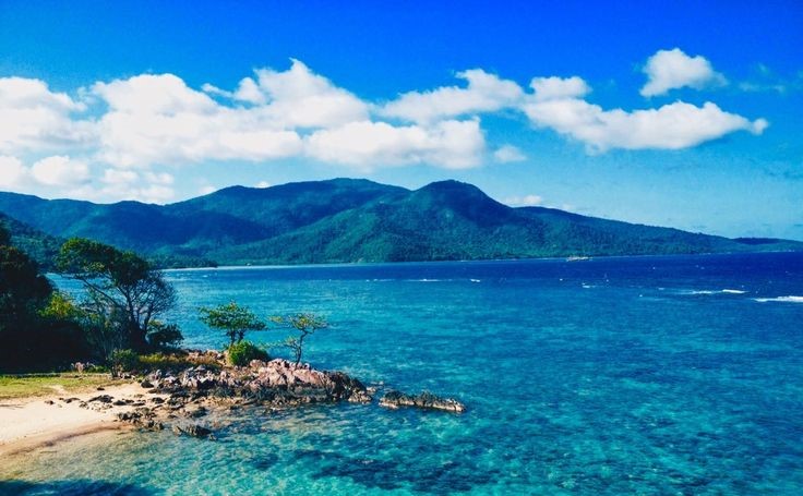 Temukan keindahan Karimunjawa, destinasi wisata bahari menawan di Laut Jawa. Nikmati pantai pasir putih, snorkeling di terumbu karang,