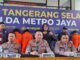 Polres Kota Tangsel berhasil menangkap komplotan begal yang beraksi di Pamulang. Tiga pelaku, MDW, MRM, dan seorang anak di bawah umur