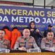 Polres Kota Tangsel berhasil menangkap komplotan begal yang beraksi di Pamulang. Tiga pelaku, MDW, MRM, dan seorang anak di bawah umur