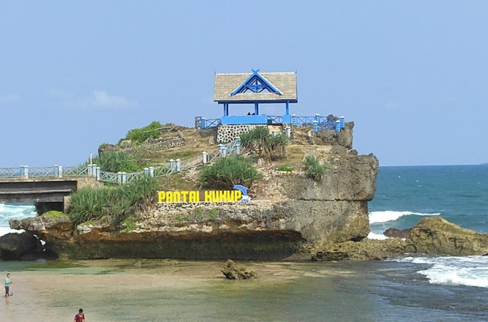 Temukan pesona Pantai Kukup di Yogyakarta, tempat yang sempurna untuk bersantai dan menikmati keindahan alam