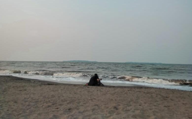 Jelajahi Pantai Tanjung Pasir di Teluknaga, Tangerang. Temukan sejarah dan budaya, termasuk legenda Ki Buyut Miskin