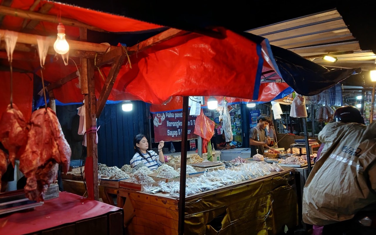 Temukan bagaimana Pasar Sipon di Cipondoh, Tangerang, bertahan di era digital. Dari tawar-menawar hingga inovasi teknologi