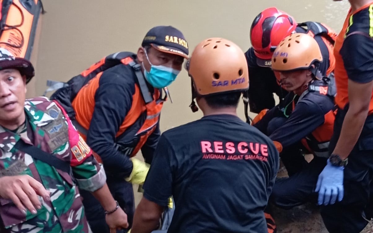 Seorang pria hilang dan diduga tenggelam di Kali Cimanceri, Tangerang. Pencarian berakhir tragis saat korban ditemukan tidak bernyawa.