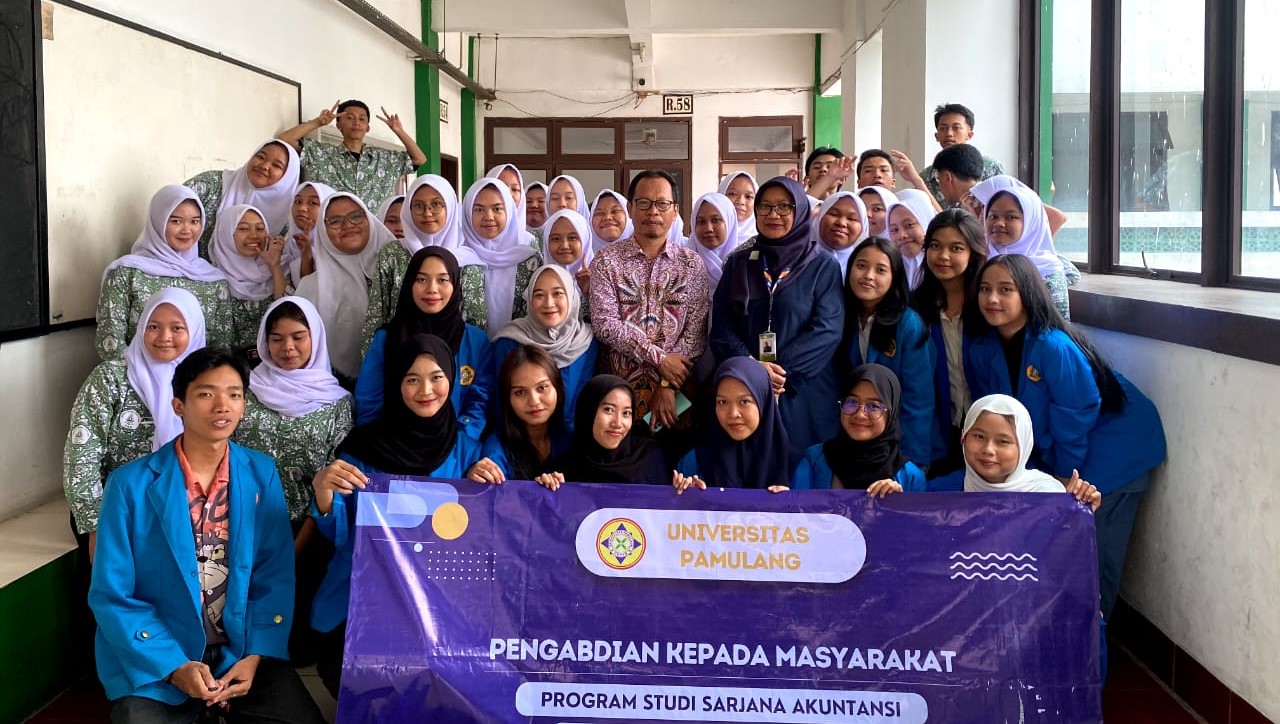 Pelajar SMK Nusantara 1 Ciputat mendapatkan pembelajaran tentang perpajakan dari mahasiswa Universitas Pamulang.