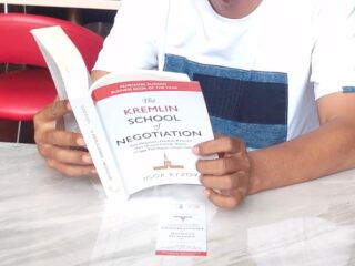 Hidup adalah Negosiasi: Meningkatkan Kemampuan Melalui Pembelajaran dari "The Kremlin School of Negotiation"