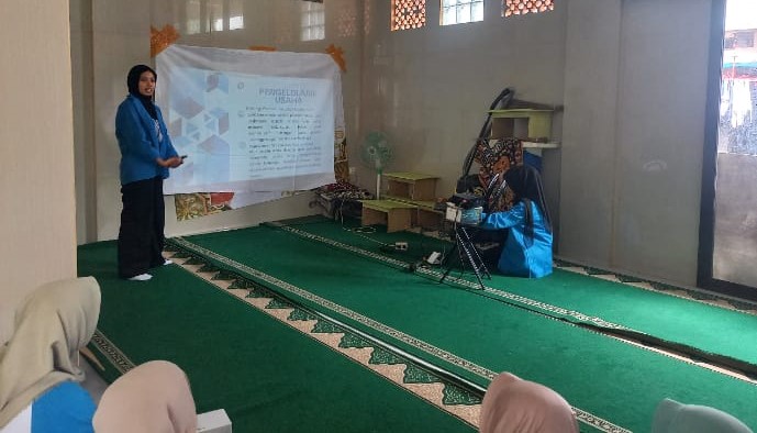 Mahasiswa Universitas Pamulang (Unpam) menggelar workshop Pengabdian Mahasiswa Kepada Masyarakat (PMKM) di Ciganjur, membagikan tips memulai dan mengelola usaha kecil. Kegiatan ini bertujuan untuk meningkatkan kemampuan berbisnis masyarakat, khususnya ibu-ibu, melalui pemaparan materi tentang pencatatan akuntansi dan pengelolaan usaha.