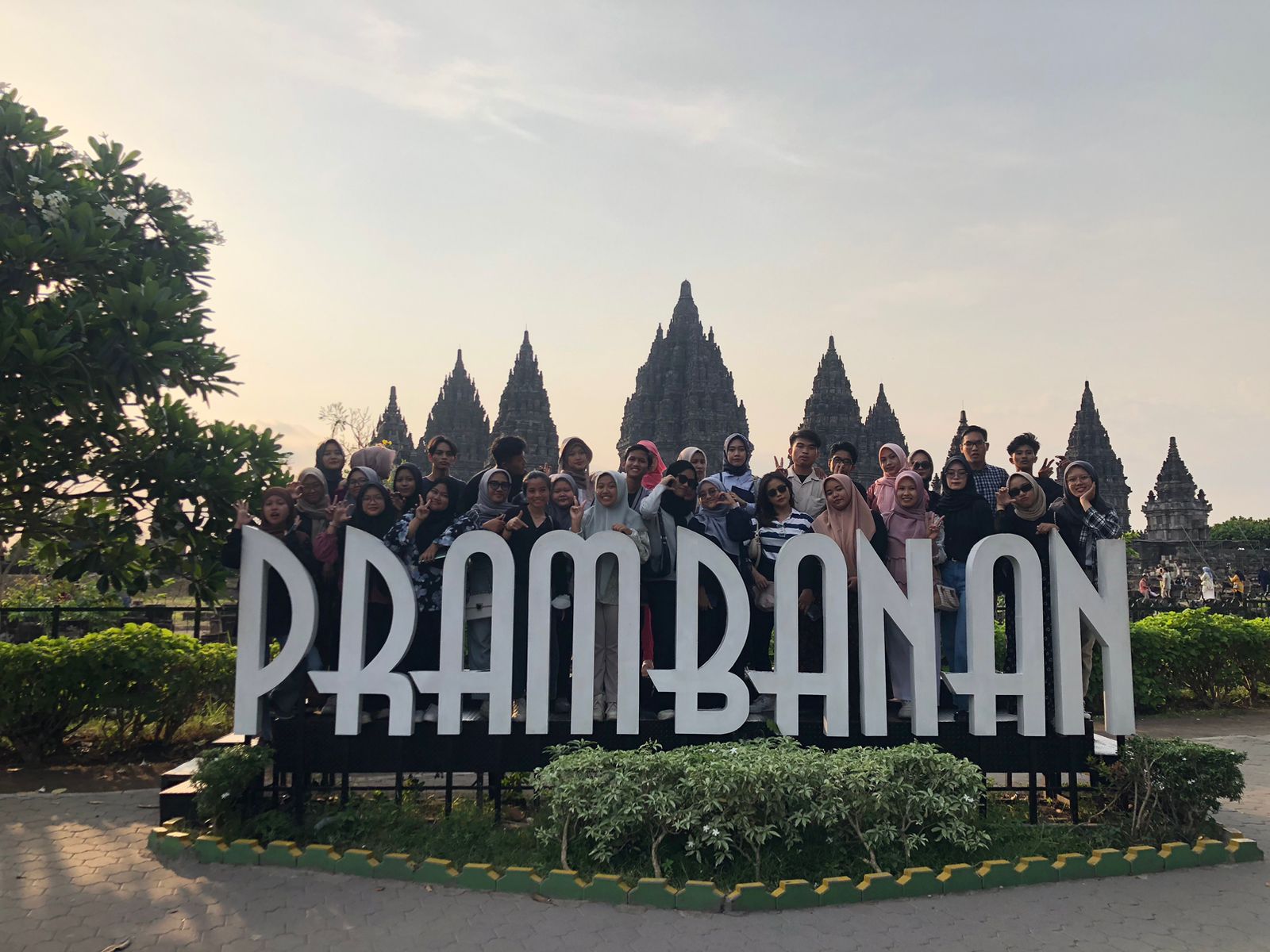 Perjalanan mahasiswa Fakultas Keguruan dan Ilmu Pendidikan Universitas Muhammadiyah Tangerang dalam studi banding ke Candi Prambanan