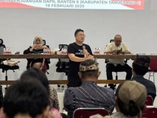 Abraham Garuda Laksono mengadakan reses di Tangerang, mendengarkan aspirasi berbagai komunitas meski cuaca hujan.