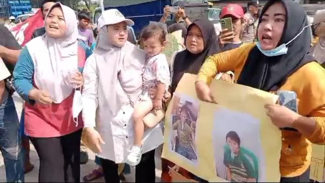 Warga Desa Cangkudu demo di PT BOSS, protes bau menyengat dari pabrik. Tuntut perusahaan hentikan aktivitas dan tanggung jawab kesehatan.