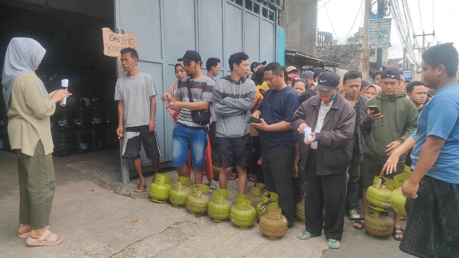 Kebijakan baru pembelian gas elpiji 3 kg di Tangerang mulai 1 Februari 2025, picu antrean panjang dan kesulitan akses bagi warga.