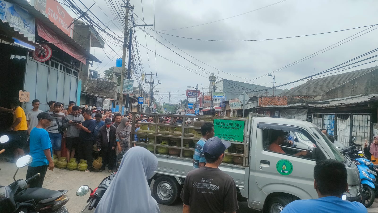 Presiden Prabowo instruksikan Menteri ESDM izinkan pengecer jual gas elpiji 3 kg kembali, atasi keluhan masyarakat terkait antrean.