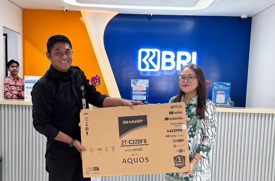 BRI Cabang Bandara Soekarno Hatta menyerahkan hadiah undian Panen Hadiah Simpedes, termasuk TV LED, kepada nasabah beruntung