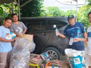 Solusi Cerdas Atasi Sampah: Pemuda Kampung Tanjung Desa Suka Asih Dirikan Bank Sampah