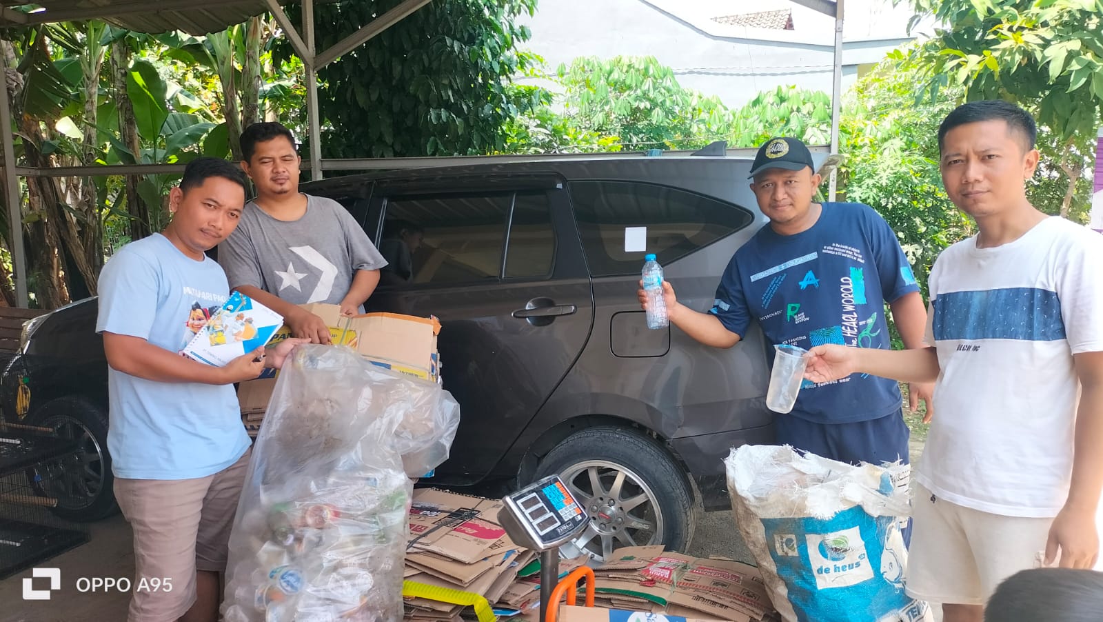 Pemuda Kampung Tanjung, Desa Suka Asih, dirikan Bank Sampah untuk atasi masalah sampah dan tingkatkan ekonomi masyarakat setempat