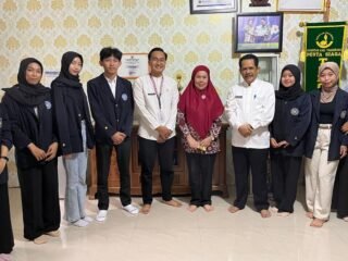 Ikuti perjalanan mahasiswa FKIP UMT dalam program magang di SDN Pasarkemis 3, belajar langsung dari pengalaman mengajar.