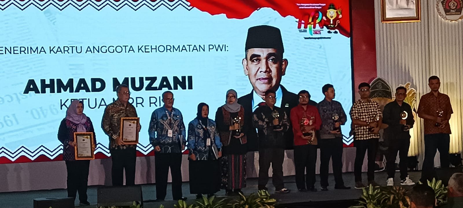 Bupati Tangerang Ahmed Zaki Iskandar terima Pin Emas dari PWI Pusat di HPN ke-79, Banjarmasin, sebagai pengakuan kontribusi terhadap pers.