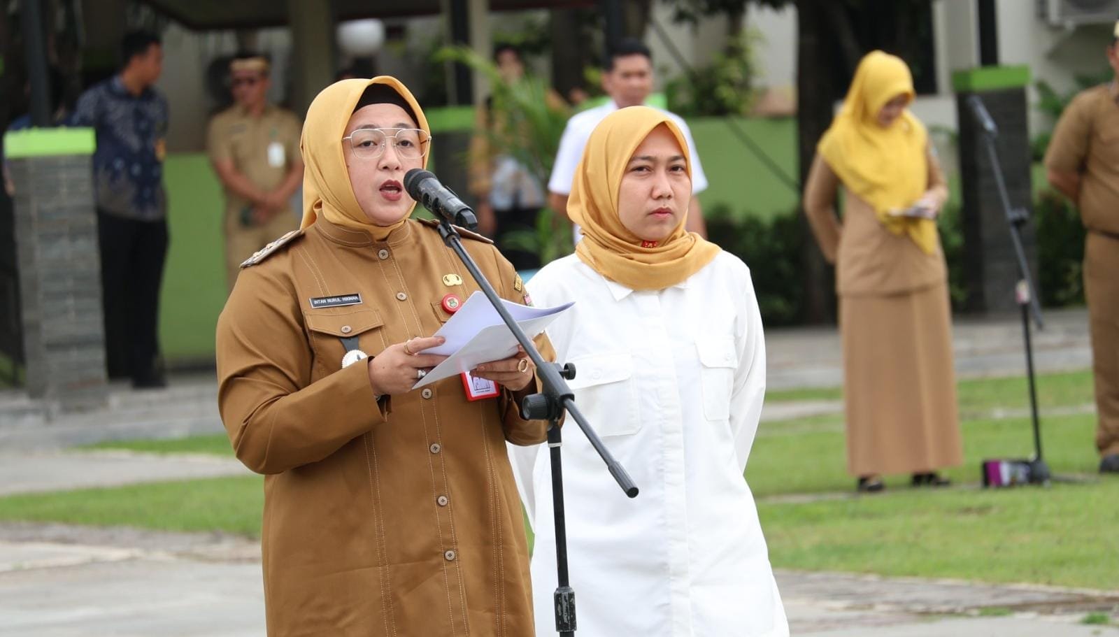 Intan Nurul Hikmah pimpin apel perdana di Tangerang, mengajak ASN bersatu dan patuhi aturan jam kerja selama Ramadhan.