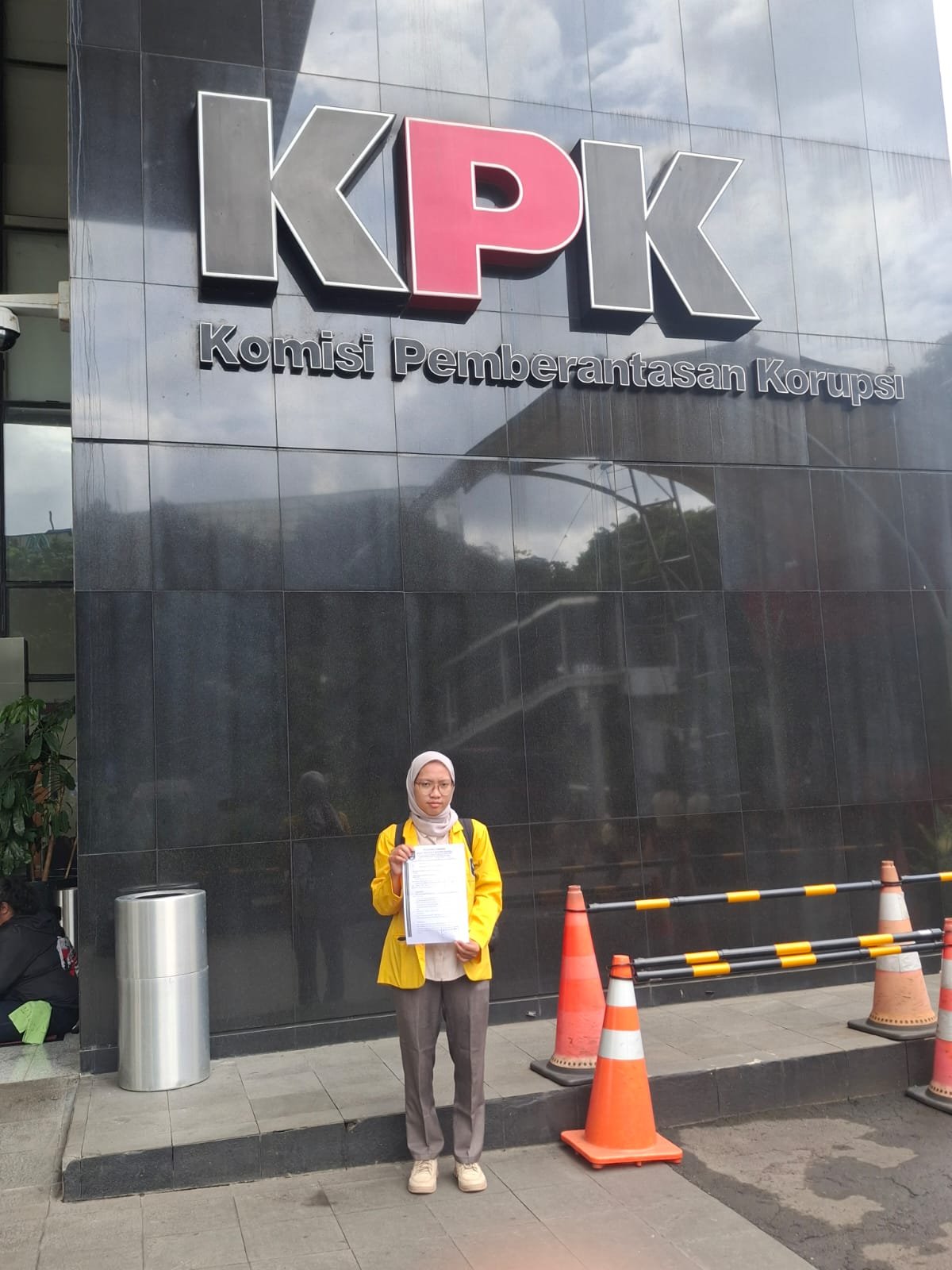 SEMMI melaporkan dua pejabat di Kabupaten Tangerang ke KPK terkait dugaan korupsi dan penyalahgunaan wewenang.
