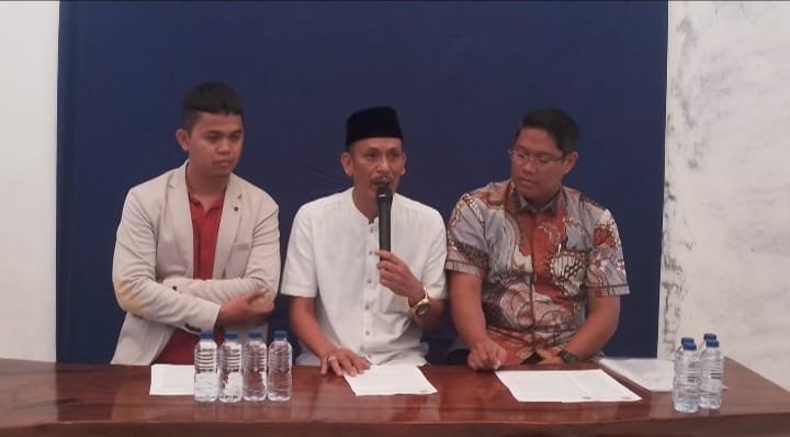 Kasus pagar laut di Tangerang menarik perhatian publik. Kepala Desa Arsin muncul di konferensi pers dengan kondisi kesehatan yang memprihatinkan