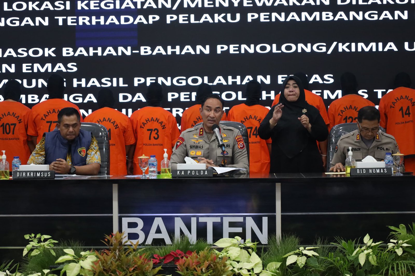 Polda Banten menangkap sepuluh pelaku penambangan emas ilegal di Lebak. Penambangan ini merusak lingkungan dan sumber daya alam.