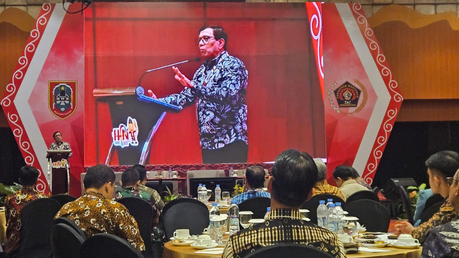 Ketua Umum PWI PusatHendry Ch Bangun bahas peran media dalam ketahanan pangan di Seminar Nasional HPN 2025 di Banjarmasin.