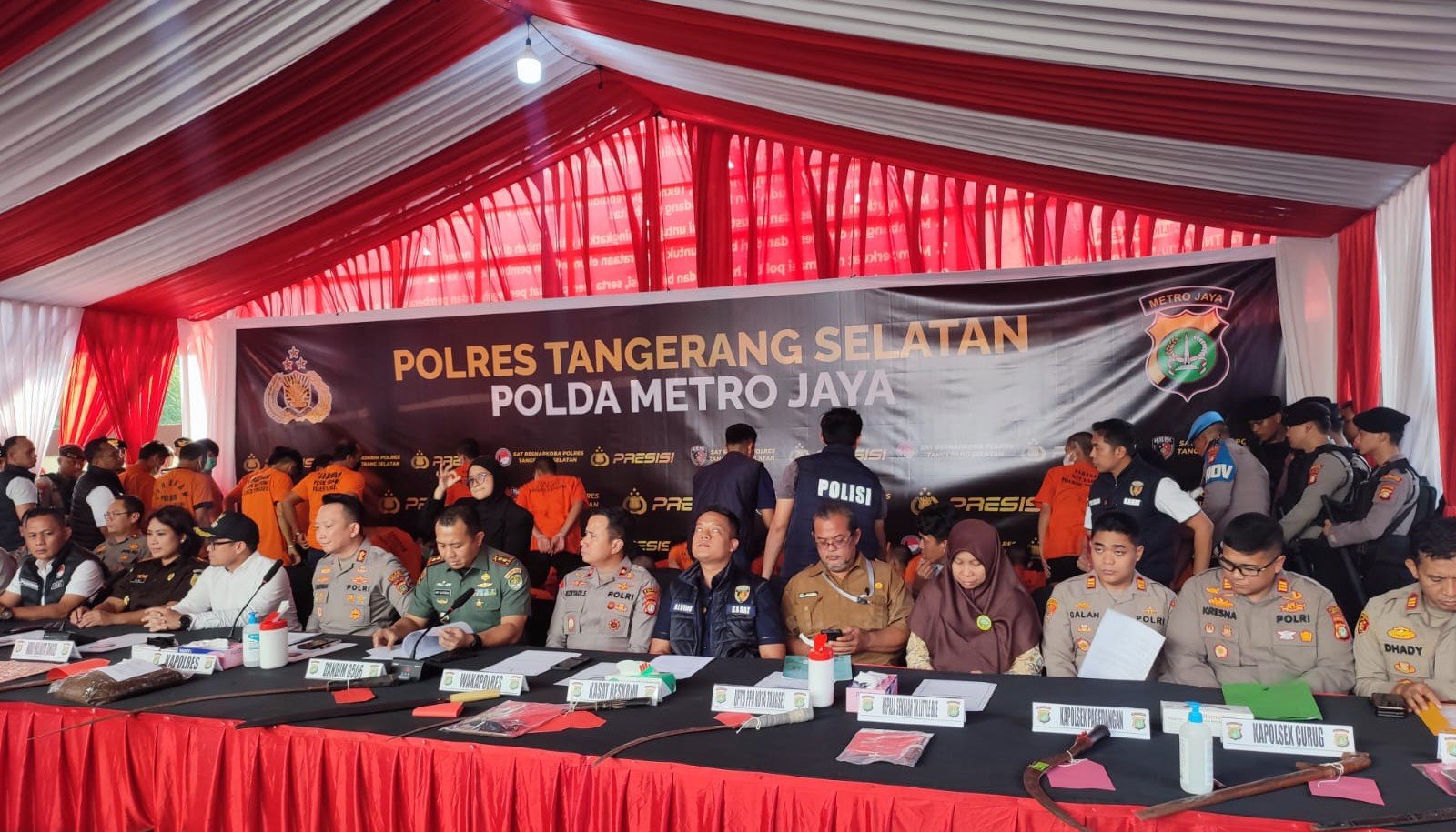 Polres Tangsel ungkap pabrik narkotika sintetis 613 kg di Bekasi. Penangkapan ini hasil pengembangan dari kasus sebelumnya.