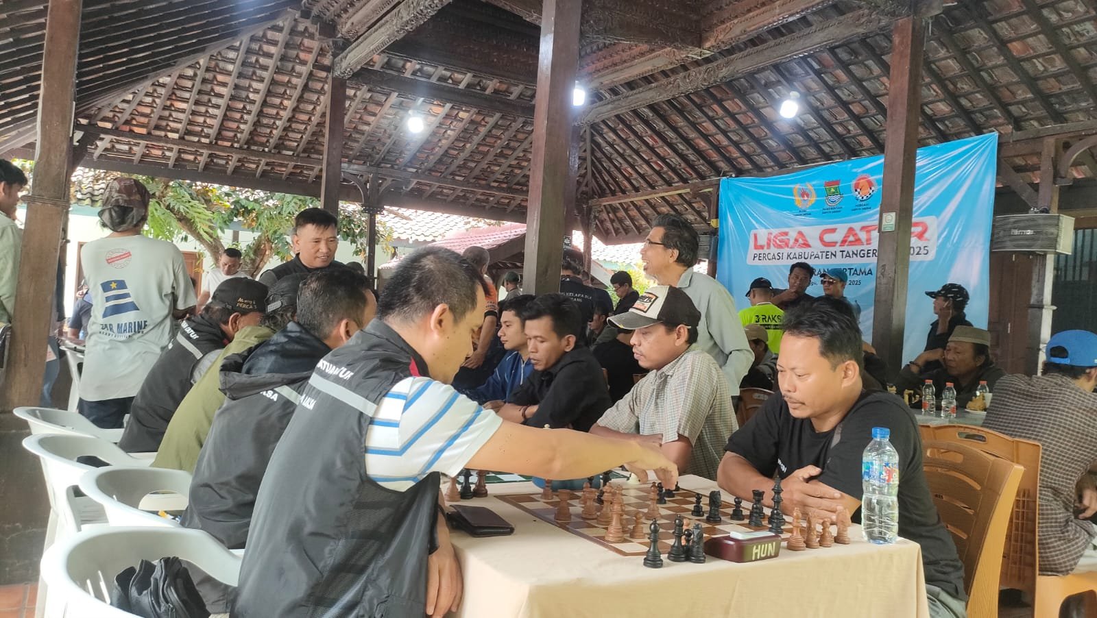 Putaran pertama Liga Catur Persatuan Catur Seluruh Indonesia (Percasi) Kabupaten Tangerang yang diadakan di Islamic Village, Kelapa Dua, pada 16 Februari 2025. Sebanyak 90 pecatur dari 16 klub berkompetisi dalam ajang ini