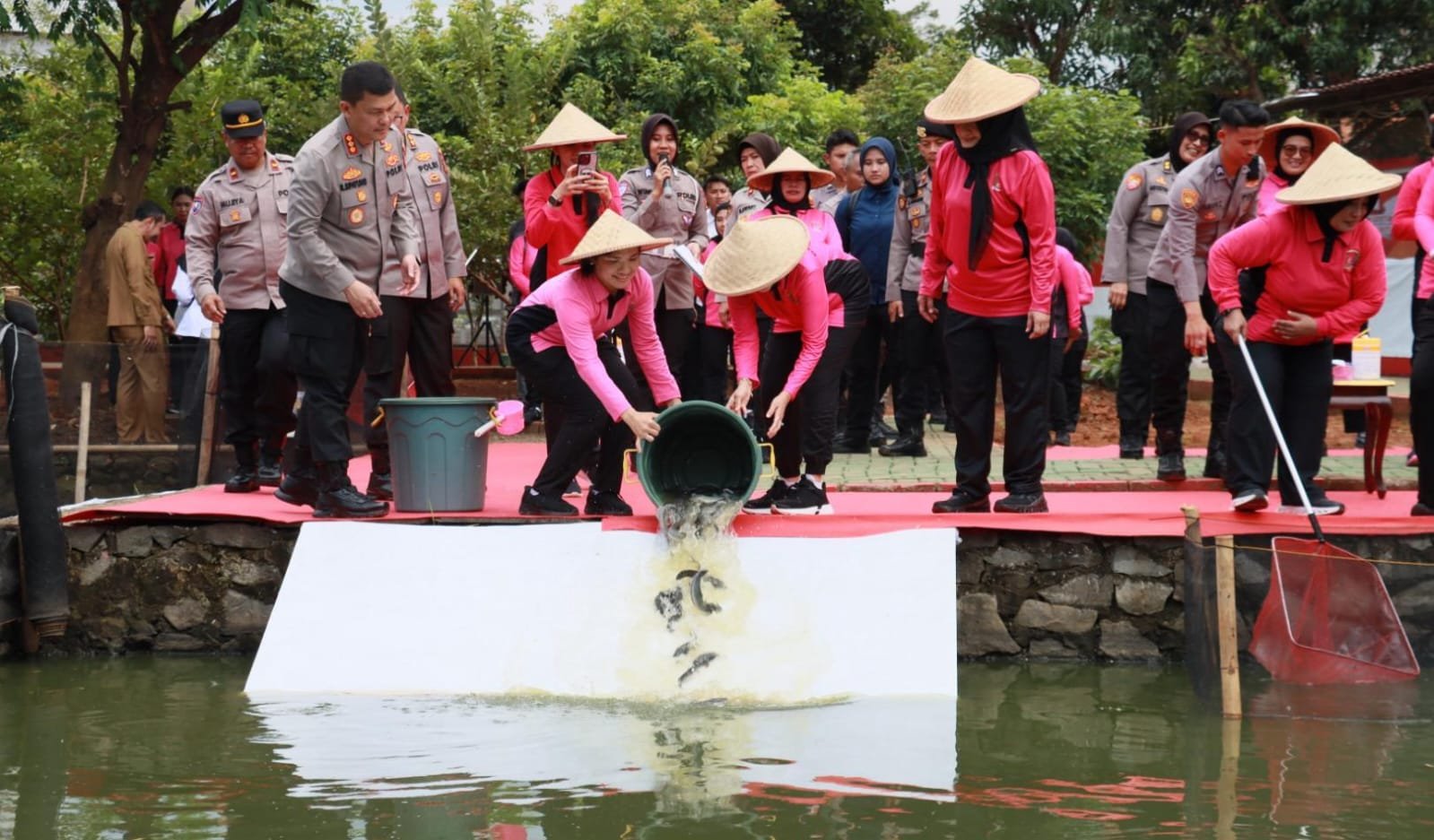 Ny. Linna Karyoto, Ketua Bhayangkari Daerah Metro Jaya, melakukan kunjungan untuk meninjau program ketahanan pangan di Asrama Kepolisian (Aspol) Polresta Bandara Soekarno-Hatta, Kota Tangerang, Banten, pada Senin, 24 Februari 2025.