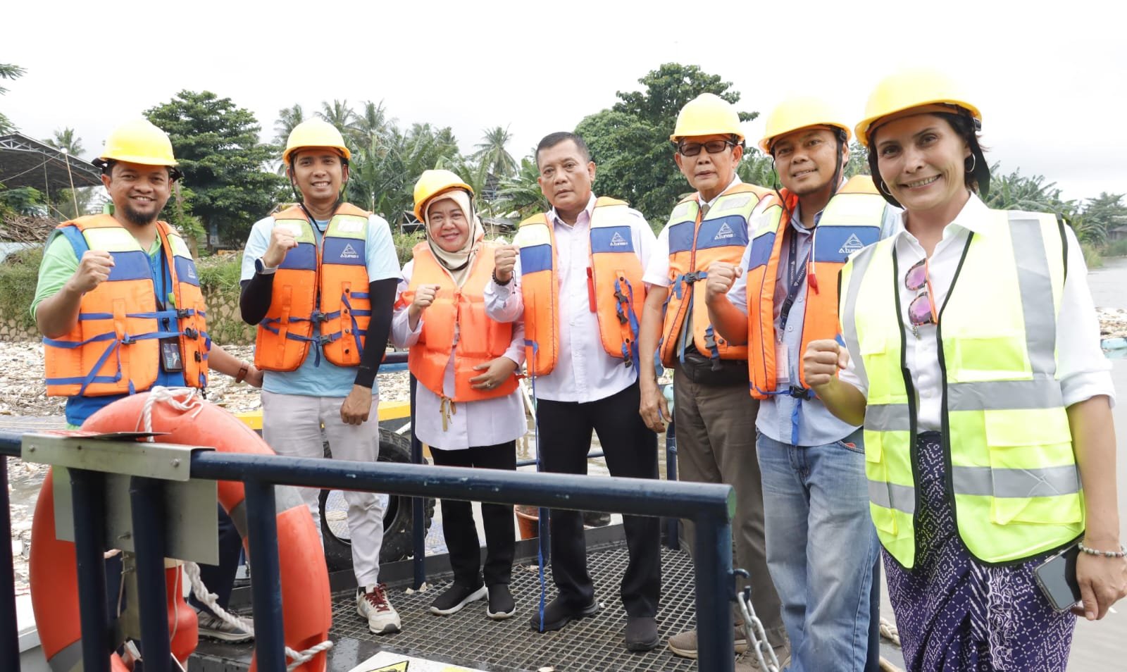Pemerintah Kabupaten Tangerang dan The Ocean Cleanup meluncurkan kapal interceptor Neon Moon II untuk membersihkan Sungai Cisadane dari sampah plastik. Kapal ini mampu mengumpulkan enam ton sampah per hari dan merupakan bagian dari upaya mengurangi pencemaran laut hingga 70% pada tahun 2025.