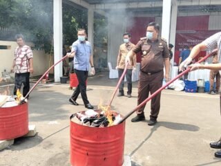 Kejaksaan Negeri Kabupaten Tangerang memusnahkan barang bukti tindak pidana narkotika untuk memberantas peredaran narkoba.