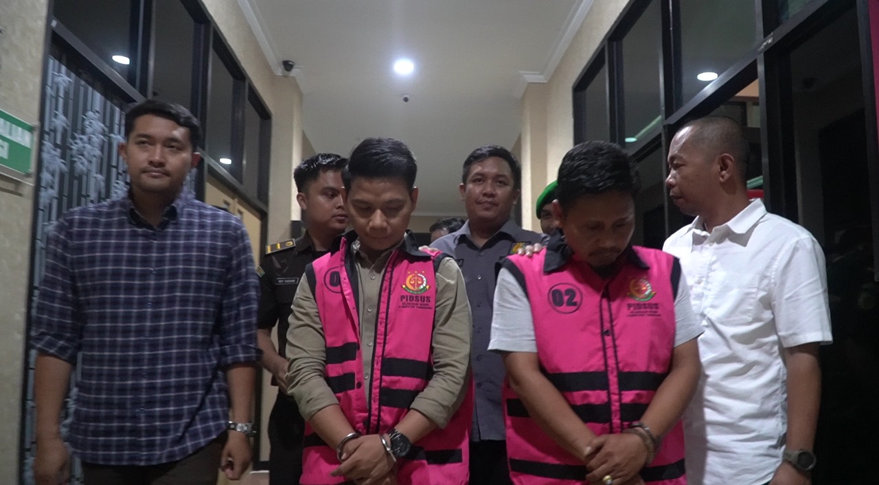 Dua operator desa di Tangerang ditangkap dalam kasus korupsi APBDes, menyebabkan kerugian negara hingga Rp1,27 miliar.