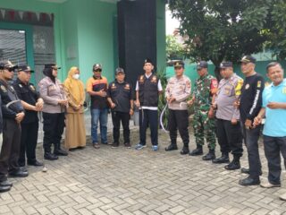 Cegah Tawuran, Warga Cipayung Tangsel Serahkan Senjata Tajam ke Polisi