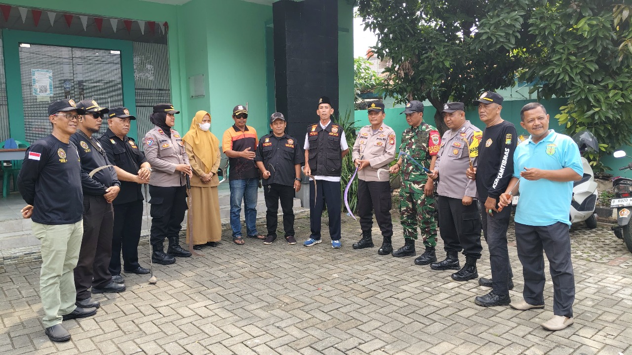 Warga Cipayung, Tangsel, serahkan senjata tajam ke polisi untuk cegah tawuran, menunjukkan kepedulian dalam menjaga keamanan