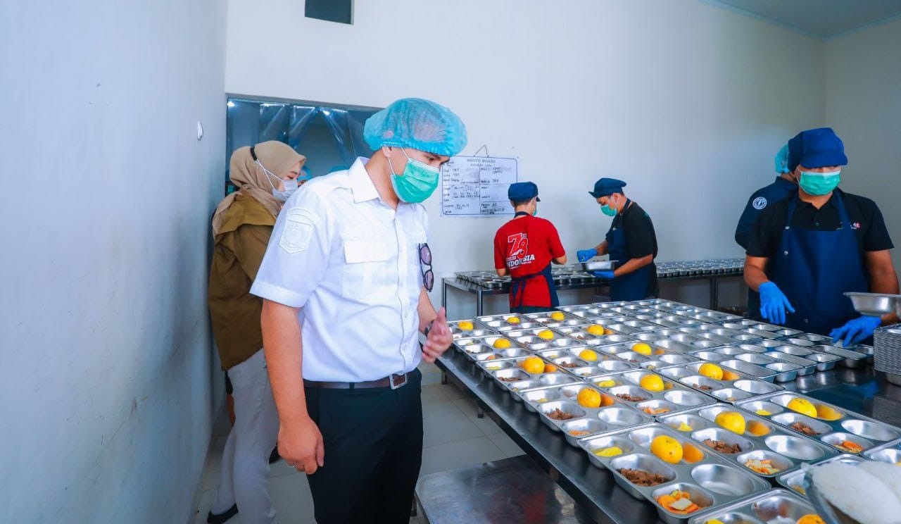 Pemkot Tangsel targetkan 70 dapur umum untuk program Makan Bergizi Gratis (MBG) demi pemenuhan gizi masyarakat, terutama anak sekolah.