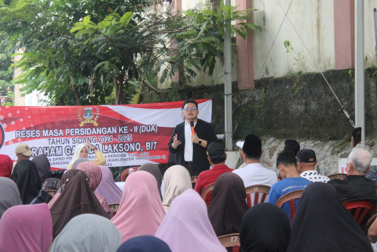 Abraham Garuda Laksono, anggota DPRD Banten, menggelar reses di Tangerang untuk menyerap aspirasi masyarakat. Warga menyampaikan keluhan terkait infrastruktur, kepemudaan, dan kesehatan. Abraham berkomitmen untuk memperjuangkan aspirasi tersebut dalam program pembangunan pemerintah.