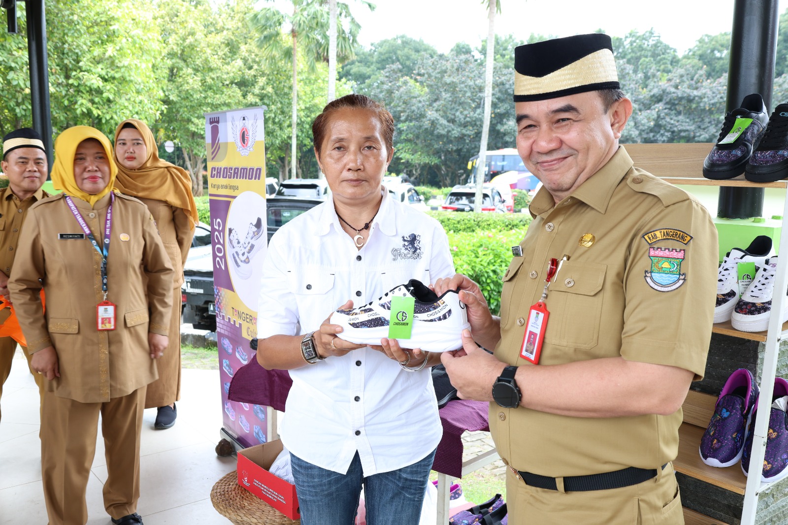 Sekda Tangerang, Soma Atmaja, ajak ASN kenakan sepatu batik untuk dukung UMKM dan lestarikan identitas daerah.