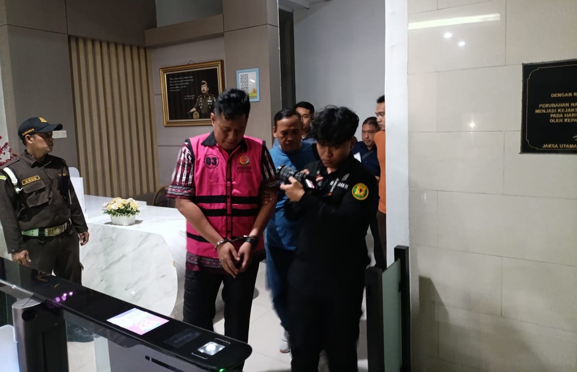 Tersangka baru kasus pembobolan APBDes di Kabupaten Tangerang ditetapkan. Tiga tersangka kini terlibat, kerugian negara capai Rp1,27 miliar.