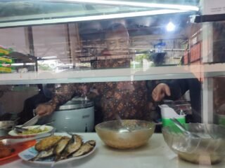 Kelangkaan gas melon 3 kg merugikan warung makan di Tangsel, omset turun 40%. Pemilik berharap pemerintah segera mencari solusi.