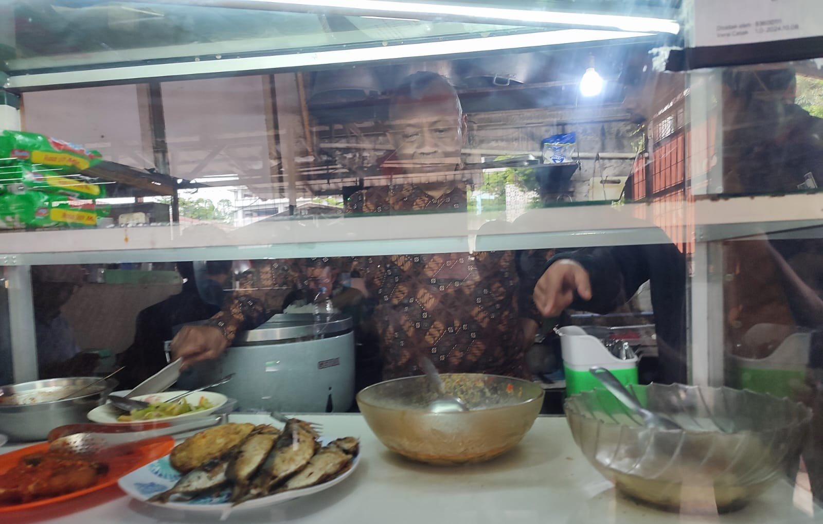 Kelangkaan gas melon 3 kg merugikan warung makan di Tangsel, omset turun 40%. Pemilik berharap pemerintah segera mencari solusi.