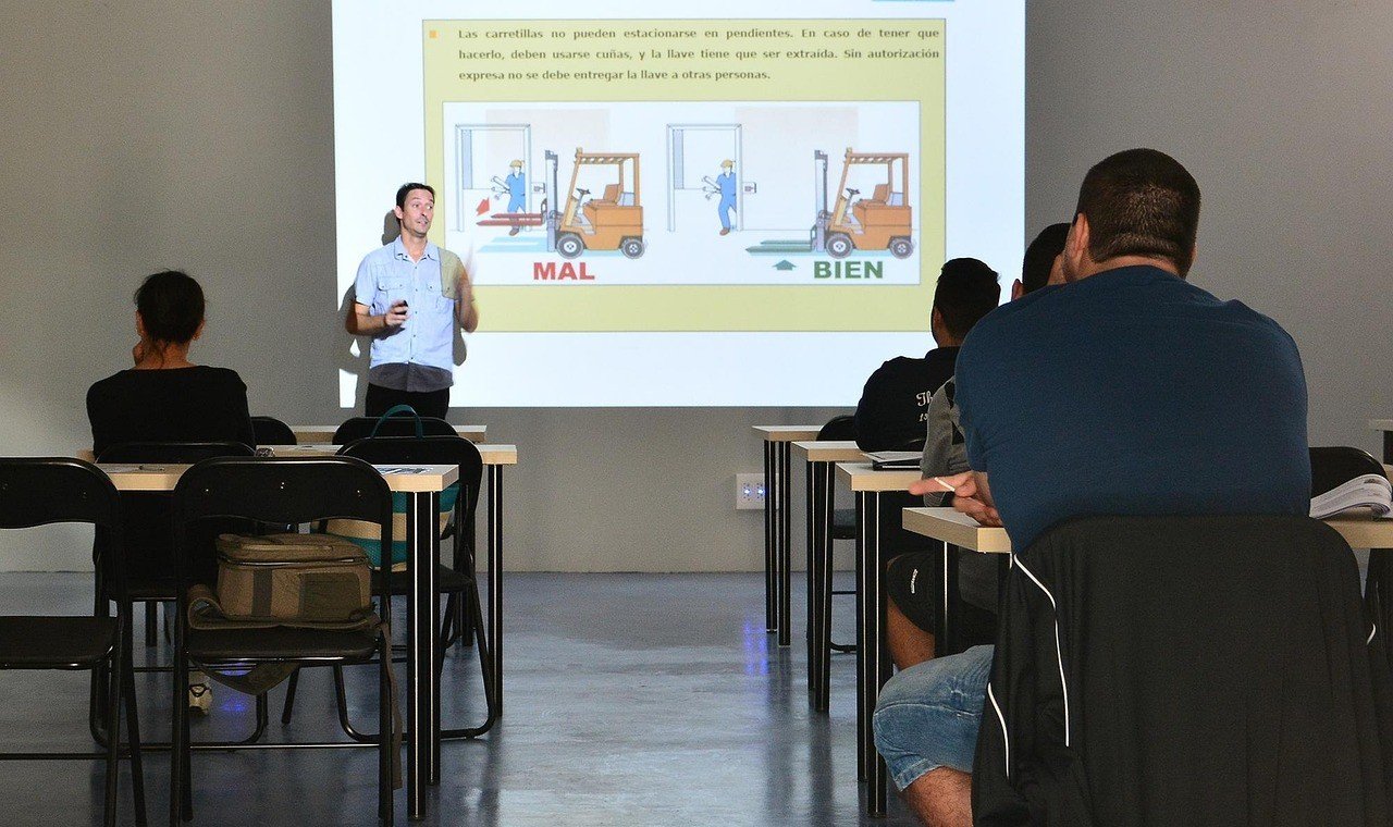 Pelajari langkah-langkah penting untuk wirausaha pemula, dari perencanaan bisnis hingga pengelolaan keuangan yang efisien