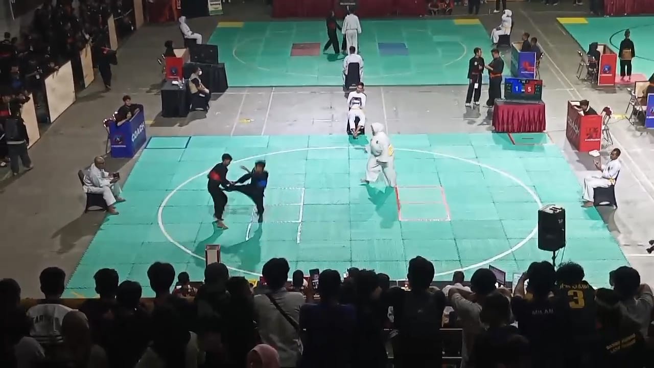 Rafa Abdie Sadewa, siswa SMPN 23 Tangsel, raih medali emas di Indonesia Paku Bumi Open 2025, kejuaraan pencak silat internasional di Bandung.