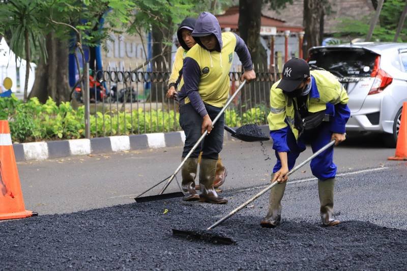 Pemkot Tangerang siagakan ratusan petugas selama libur Lebaran untuk memastikan pelayanan publik tetap optimal dan aman.