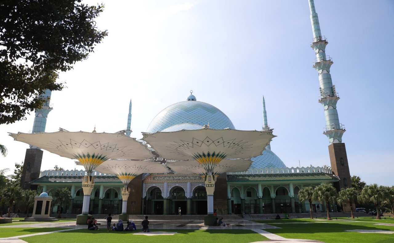 Jadwal Imsak, salat, dan buka puasa di Tangerang untuk 8 Maret 2025. Temukan waktu penting untuk ibadah Ramadhan Anda.